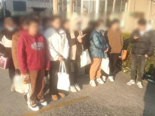 股票配资平台门户 6座车塞进13人？超员117%！司机被扣12分