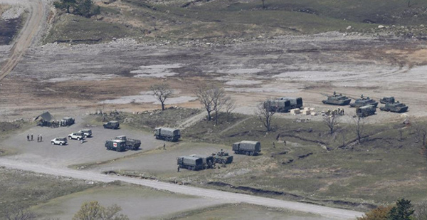 4月21日日本大分县的陆上自卫队日出生台演习场 新华社